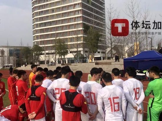”刘德华和易烊千玺的全新演绎，让人感受到跨越时代的“笨小孩”精神，踏实、勤奋、善良的品质永远不会过时，每个人都有收获幸福的可能